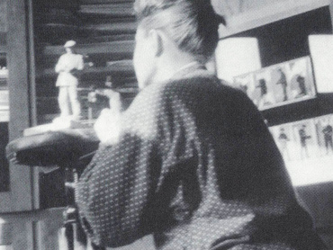 Sochařka Marie Svolinská při práci na figurách pro olomoucký orloj, fotografie, kolem roku 1953.